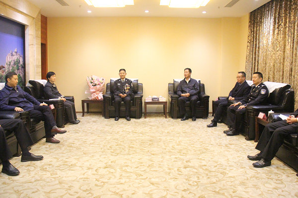 2,报告会前,张美荣等与张保国会谈.jpg