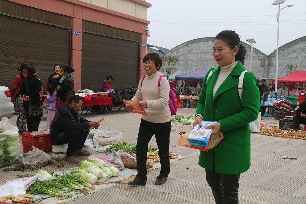 李会长为四面山群众发放宣传资料.JPG