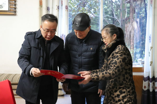 刘晓卫看望慰问退休老领导 - 宜宾长安网