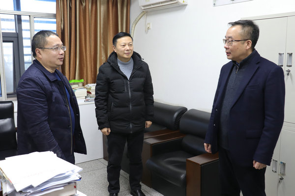 刘晓卫节后看望慰问政法委机关干部职工 - 宜宾长安网