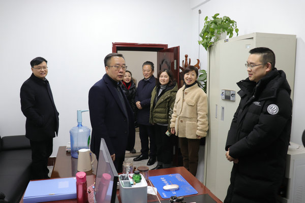 刘晓卫节后看望慰问政法委机关干部职工 - 宜宾长安网