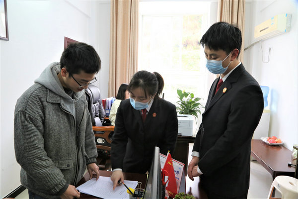 图片1：法院干警向筠连县民政局送达司法建议书.JPG