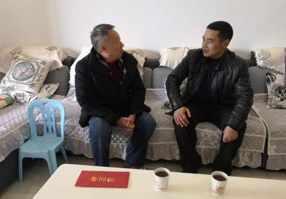 高县县委常委政法委书记走访慰问退休干部