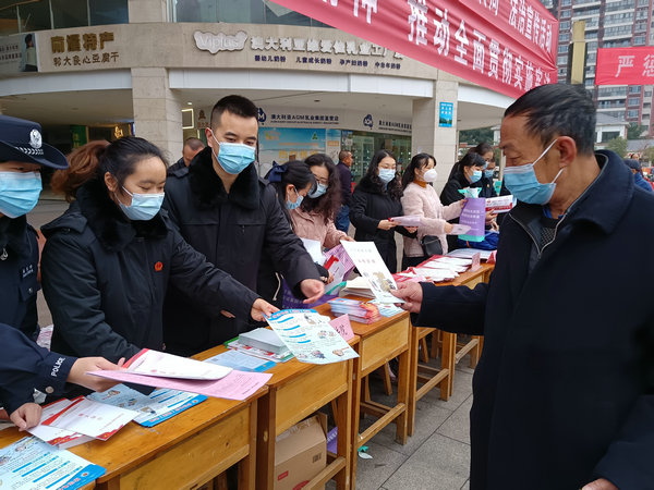 宪法宣传进广场 (1).jpg