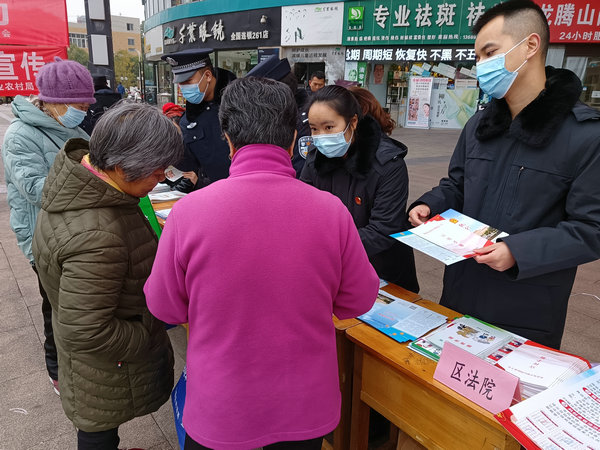 宪法宣传进广场 (2).jpg