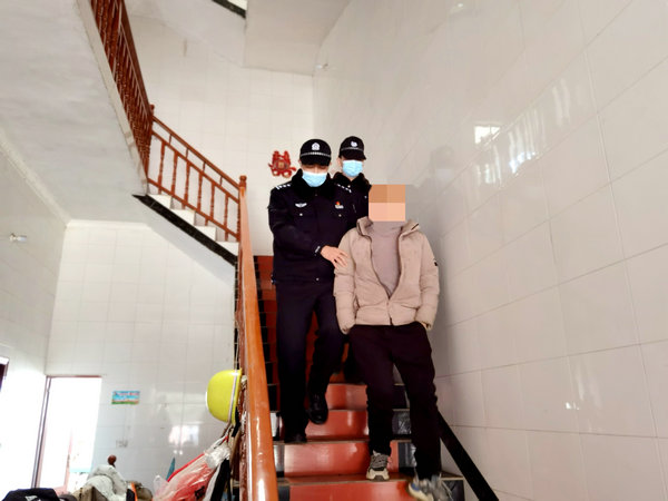 图片②：执行干警将被执行人付某强拘传至法院.jpg