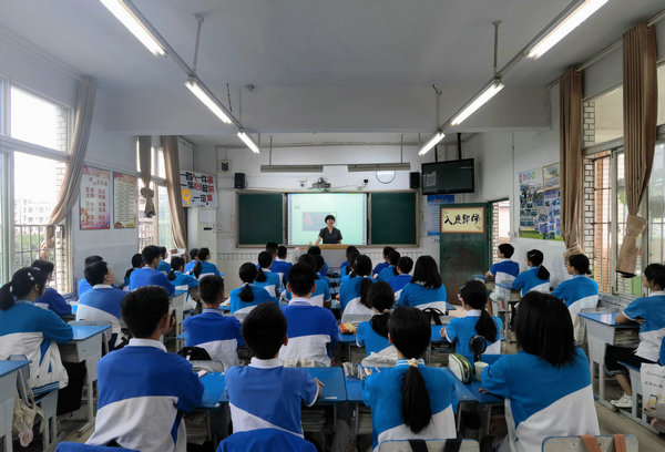 2023年6月2日，南溪区法院民庭法官况文静到南溪区第一中学开展“送法进课堂”活动，为50余名师生上了一堂生动的禁毒普法课。.jpg