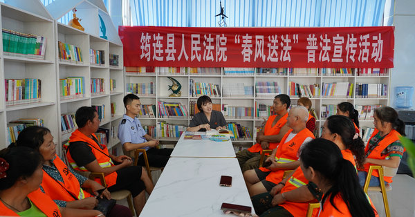 图片②：胡晓艳给环卫工人们宣讲法律知识.jpg