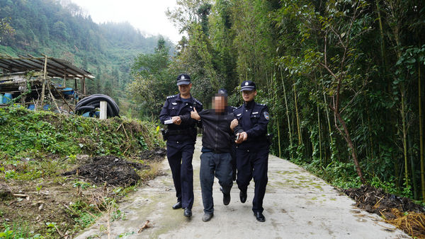 图片②：被执行人拒不履行被带离现场.jpg